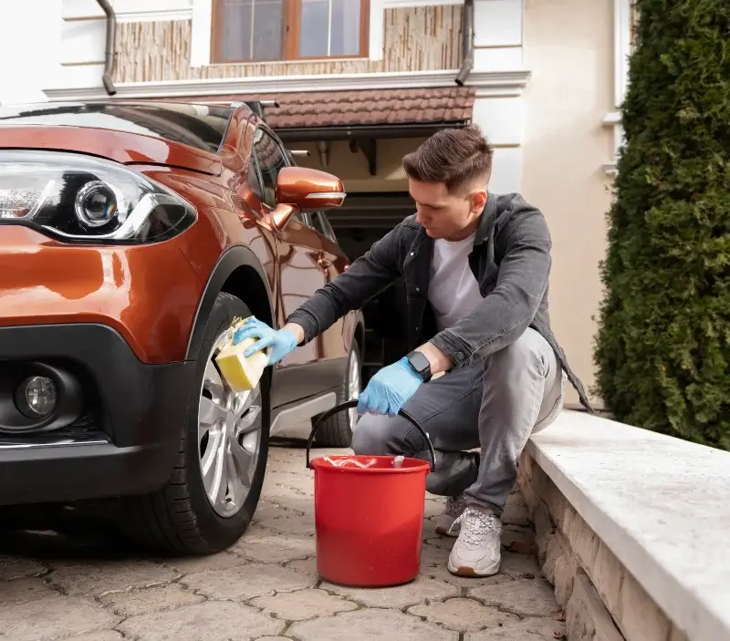 Lavage auto à domicile Saint-Amant-Roche-Savine : professionnel intervenant sur un véhicule